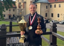 Ksiądz Mirosław Mejzner SAC jest utytułowanym szachistą.