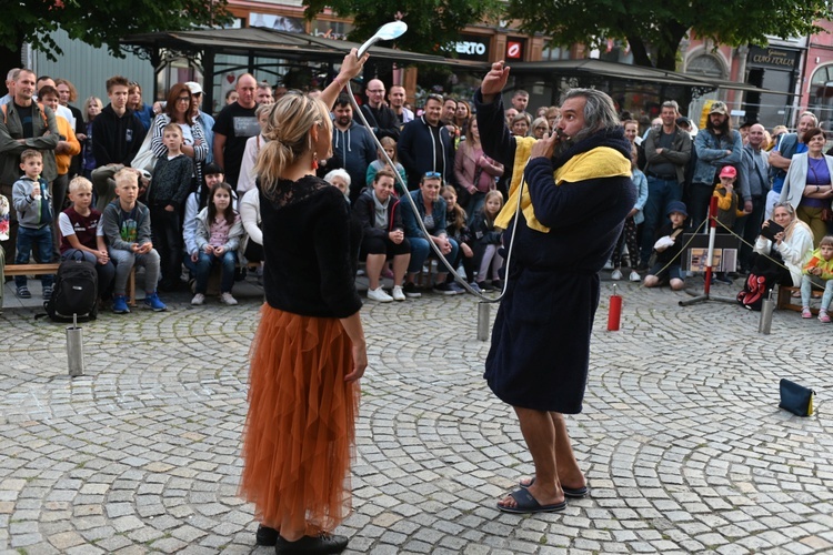 Płonąca żyrafa i „Trzy Oblicza Salvadora Dali” drugiego dnia Festiwalu Teatru Otwartego