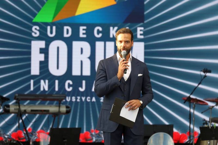 Jednym z prowadzących występy jest Conrado Moreno.