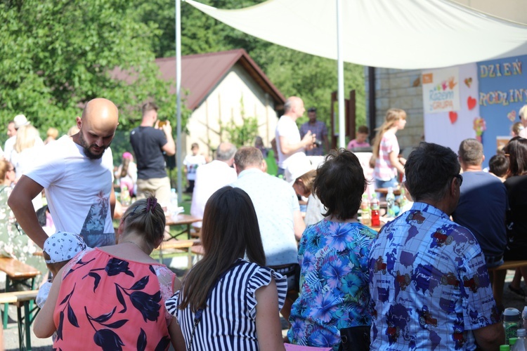 Dzień Rodziny przy papieskiej szkole w Porąbce-Kozubniku