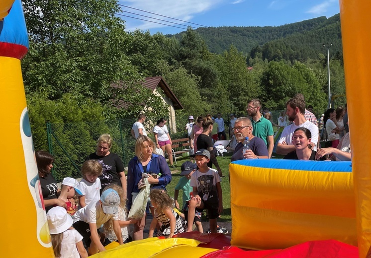 Dzień Rodziny przy papieskiej szkole w Porąbce-Kozubniku