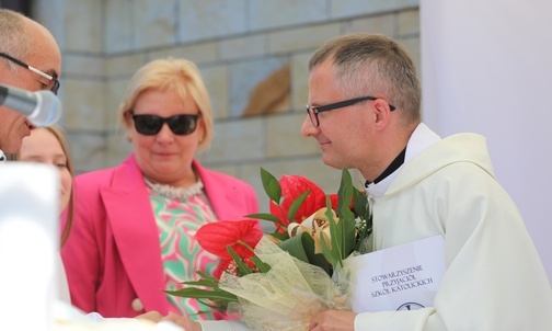 Dyr. Lidia Nowotarska z delegacją rodziców podziękowała za współpracę ks. Andrzejowi Bojdzie.
