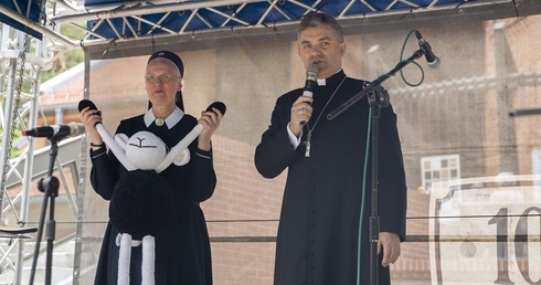 Promować, budować, wchodzić wyżej 