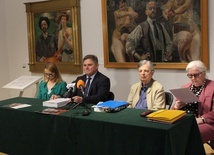 O ekspozycji mówili od prawej: Ewelina Pierzyńska-Jelska, Andrzej Jelski, Leszek Ruszczyk, dyrektor Muzem im. J. Malczewskiego i Magdalena E. Nosowska.