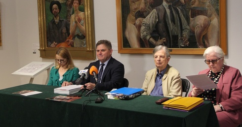 O ekspozycji mówili od prawej: Ewelina Pierzyńska-Jelska, Andrzej Jelski, Leszek Ruszczyk, dyrektor Muzem im. J. Malczewskiego i Magdalena E. Nosowska.