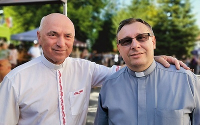 	Ksiądz Tadeusz Celusta (z prawej) obecny proboszcz, i ks. Józef Babicz, jego poprzednik.