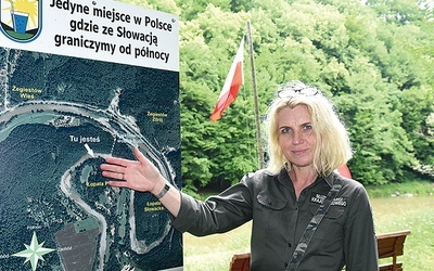 	Iwona Szczygieł prezentuje na mapie rzekę, która bawi się polsko-słowacką granicą.