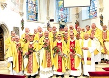▲	Kapłani po jubileuszowej Eucharystii w zabytkowej świątyni.
