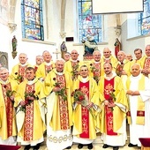 ▲	Kapłani po jubileuszowej Eucharystii w zabytkowej świątyni.
