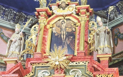 ◄	XVI-wieczny obraz „Ukrzyżowanie” w zwieńczeniu odrestaurowanego ołtarza głównego.