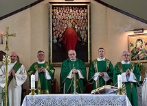 ▲	Świętujący mężczyźni wraz z biskupem elbląskim.