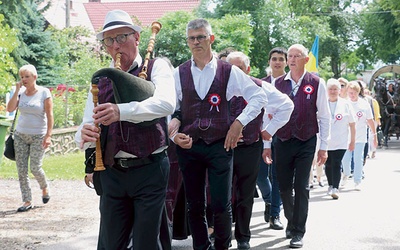 ▲	Imprezę rozpoczął tradycyjny pochód przez wioskę.