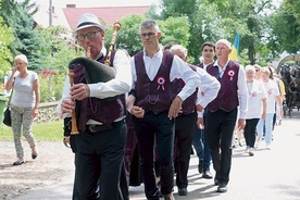 ▲	Imprezę rozpoczął tradycyjny pochód przez wioskę.