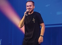 	– Na scenie nie tylko śpiewam, ale także daję swoje świadectwo – mówi „Wasina”.