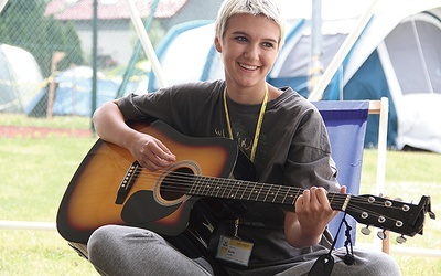 Podczas tegorocznego forum Ania uczyła innych uczestników gry na ukulele. Gra również na gitarze i, jak przystało na uczennicę technikum gastronomicznego, bardzo lubi gotować.