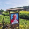 	„Człowiek w umiejętnym obcowaniu z przyrodą odzyskuje spokój, ucisza się wewnętrznie” – powiedział papież Jan Paweł II w 1980 roku w Castel Gandolfo. Na zdjęciu: Pamiątkowa tablica, którą znajdziemy na trasie spływu.