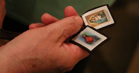 Po nałożeniu przez kapłana płócienny znak możemy zamienić na szkaplerzny medalik.