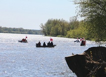 ▲	Poziom wody najłatwiej sprawdzić wiosłem, dlatego wodniacy życzą sobie „pióra wody pod kilem” − w tym roku, z uwagi na niski stan wód, nie wszędzie tyle się znajdzie.