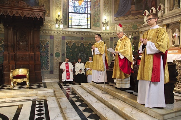 ▲	W czasie ostatnich święceń kapłańskich bp Piotr Libera nie zasiadał już na złoconej katedrze. Podczas liturgii używał innego fotela, zaś zajmowane przez niego 15 lat miejsce pozostało puste.