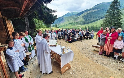 ▲	Rodzinnemu wypoczynkowi i modlitwie towarzyszyły słowa św. Teresy od Dzieciątka Jezus: „Wybieram wszystko, czego Ty chcesz”.