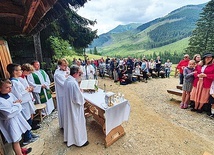 ▲	Rodzinnemu wypoczynkowi i modlitwie towarzyszyły słowa św. Teresy od Dzieciątka Jezus: „Wybieram wszystko, czego Ty chcesz”.