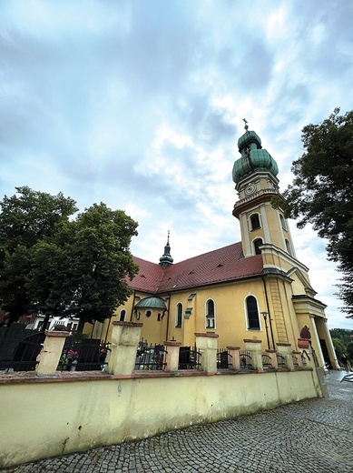 ▲	Świątynia, zgodnie z dawną tradycją, jest otoczona cmentarzem parafialnym.