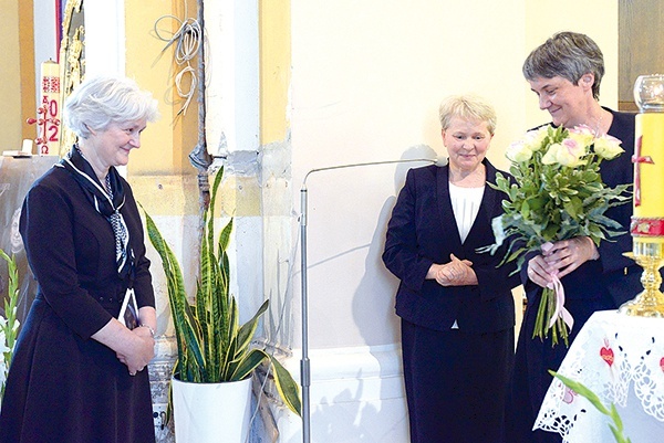 ▲	Siostry ze zgromadzenia Franciszkanek od Cierpiących dziękują s. Lucynie Czermińskiej za pracę przy procesie beatyfikacyjnym.