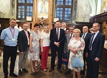 ▲	Grupa uczestników z min. Przemysławem Czarnkiem (szósty od lewej) i ks. Wojciechem Wojtyłą, koordynatorem spotkania (pierwszy z lewej).