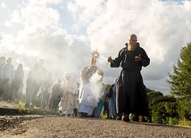 Dzień kończą Msza św., procesja z Najświętszym Sakramentem i ognisko. 
