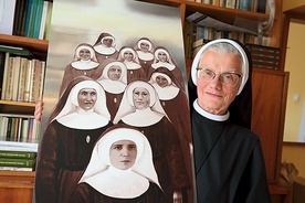 Siostra Berenika trzyma obraz z wizerunkami swoich współsióstr. Ich liturgiczne wspomnienie przypada 11 maja.
