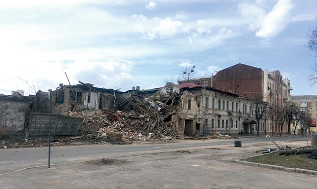 Wolontariusz Kamil dociera i do takich miejsc, by sprawdzić, czy w piwnicach ruin ktoś jeszcze  nie czeka na ratunek.