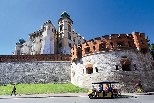 Pozostałością po Festung Krakau są m.in. zabudowania wokół wzgórza wawelskiego.