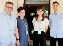 Ania i Radek Hałasowie formują się w Domowym Kościele, zaś Weronika i Kuba w oazie młodzieżowej.