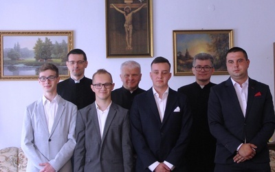 Kandydaci na pierwszy rok studiów w seminarium z zarządem. Drugi od lewej prefekt ks. Sławomir Czajka, czwarty od lewej rektor ks. Marek Adamczyk, drugi od prawej wicerektor ks. Jacek Mizak.