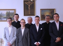 Kandydaci na pierwszy rok studiów w seminarium z zarządem. Drugi od lewej prefekt ks. Sławomir Czajka, czwarty od lewej rektor ks. Marek Adamczyk, drugi od prawej wicerektor ks. Jacek Mizak.