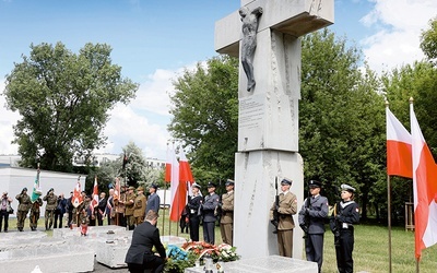 11.07.2022. Ambasador Ukrainy  Wasyl Zwarycz  składa kwiaty  przed pomnikiem Rzezi Wołyńskiej  w Warszawie.