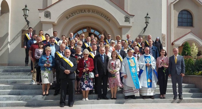 Uczestnicy spotkania przed skarżyskim sanktuarium z ks. Jerzym Karbownikiem i ks. Januszem Chyłą (trzeci od prawej).Z prawej Delegat Stanowy Krzysztof Zuba.