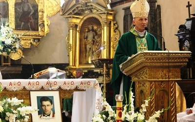 Eucharystii w szydłowieckiej świątyni w 45. rocznicę śmierci sł. Bożego ks. Romana Kotlarza przewodniczył bp Marek Solarczyk. 