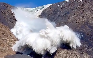 Potężna lawina z obrywu lodowca uderzyła w turystę