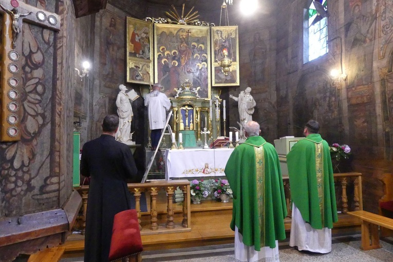 Podniesienie i otwarcie Tryptyku Mikuszowickiego w bielskim kościele św. Barbary