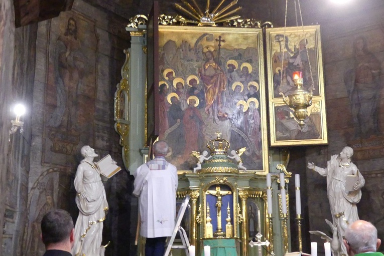 Podniesienie i otwarcie Tryptyku Mikuszowickiego w bielskim kościele św. Barbary