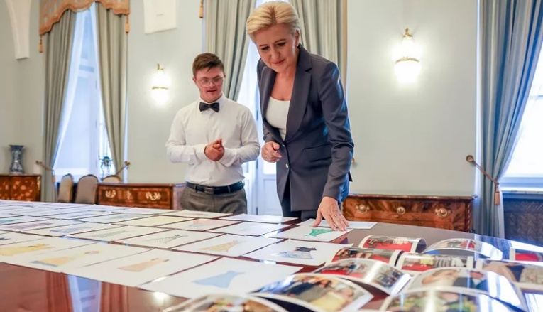 Projektant mody z zespołem Downa odwiedził Pierwszą Damę, zaprezentował rysunki i podarował suknię