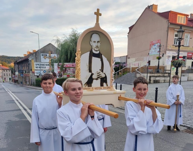 Lektorzy nieśli w czasie procesji feretron z obrazem błogosławionego.