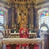 Biskup pobłogasławił wiernych relikwiami świętej patronki.