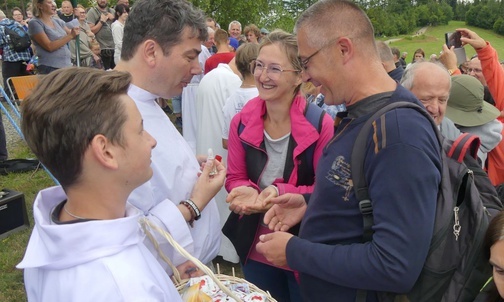 O. Jerzy Marusia OFM Conv. podczas modlitwy nad jedną z rodzin na Trzech Kopcach Wiślańskich.