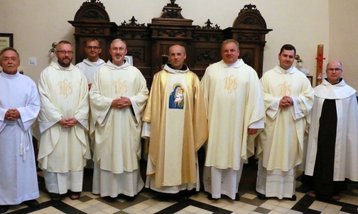 Kapłani uczestniczący w uroczystościach zachęcali do zawierzenia się Maryi.