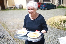 Po Mszy św. ok. 200 osób wzięło udział w uroczystym obiedzie na dziedzińcu klasztoru.