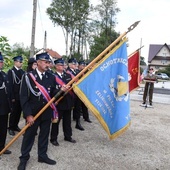 Apel poległych przed pomnikiem w Ćwikowie.