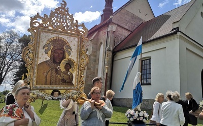 W pielgrzymce przyniesiono feretron z obrazem Matki Bożej Bocheńskiej.