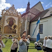 W pielgrzymce przyniesiono feretron z obrazem Matki Bożej Bocheńskiej.